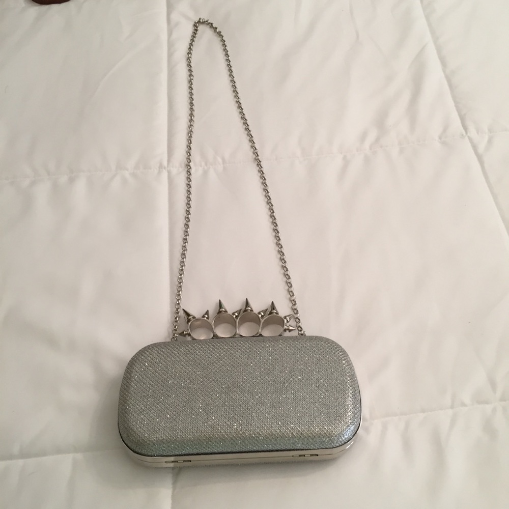 Studded knuckle clutch